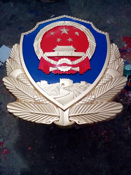 定制大型警徽时需要考虑哪些因素